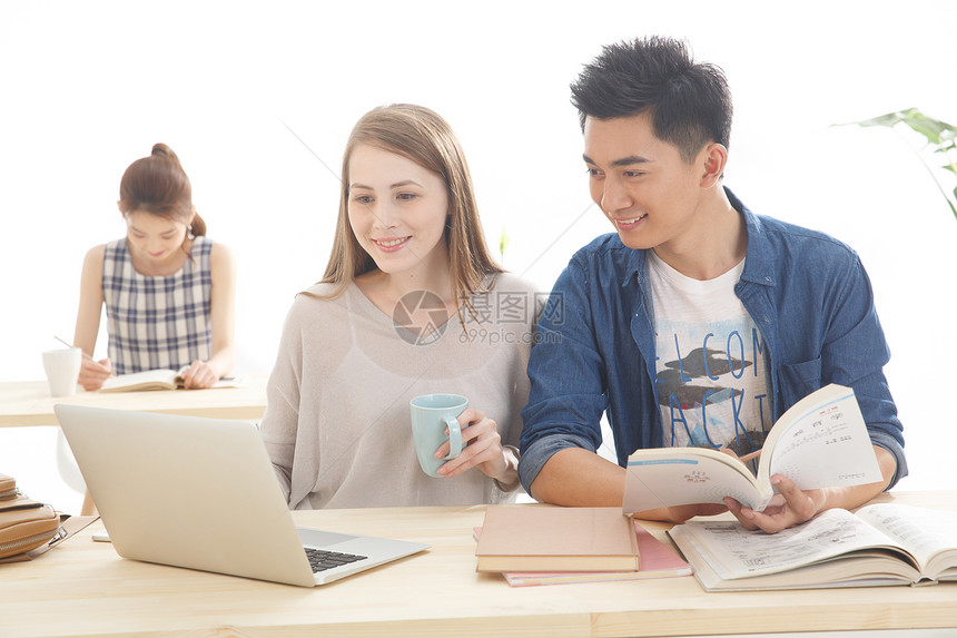 协助相伴智慧年轻的大学生在学习图片