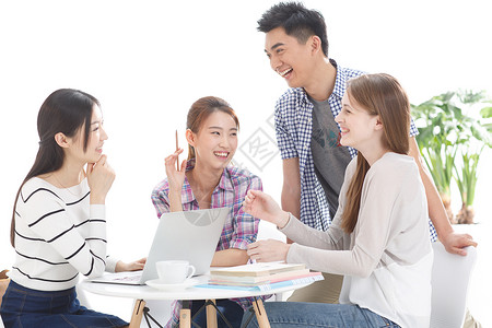 青年人友谊青年年轻的大学生在使用电脑图片素材