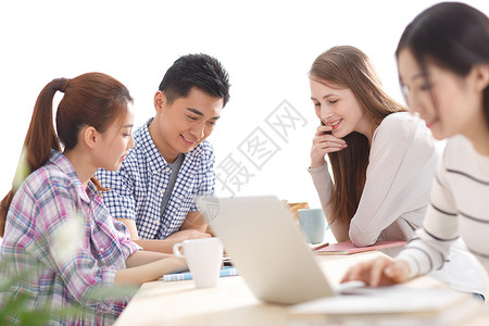 四个人留学东亚年轻的大学生在使用电脑高清图片