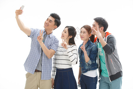仅成年人电子产品愉悦四个的大学生使用手机拍照图片