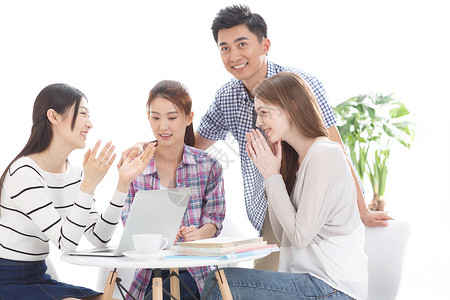 青年青年文化青年人年轻的大学生在使用电脑图片