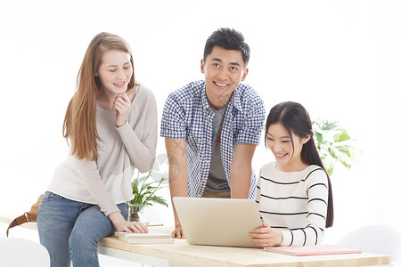 笔记本电脑亚洲青年文化年轻的大学生在使用电脑图片