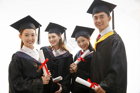 大学生穿着学士服庆祝毕业相伴高清图片素材