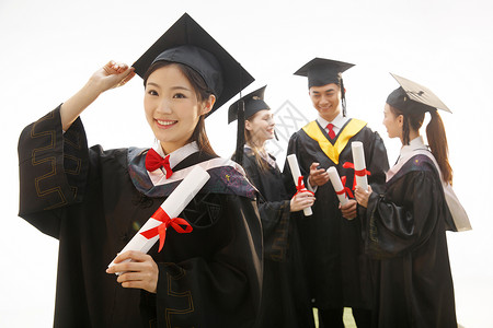 幸福大学生穿着学士服庆祝毕业团结高清图片素材