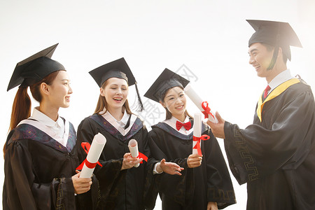 大学生穿着学士服庆祝毕业亚洲人高清图片素材