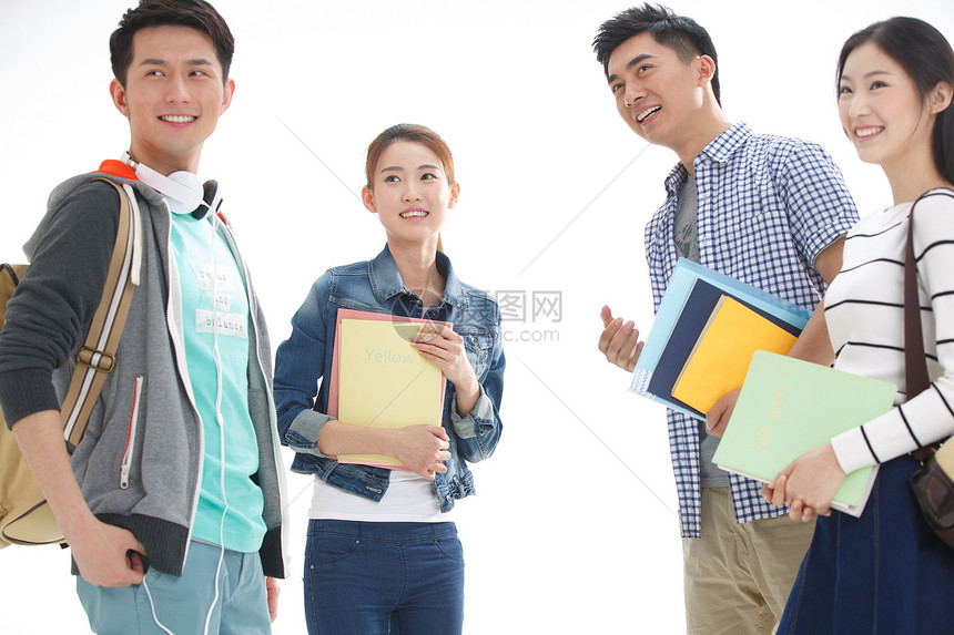 放松高兴的相伴四个年轻的大学生图片