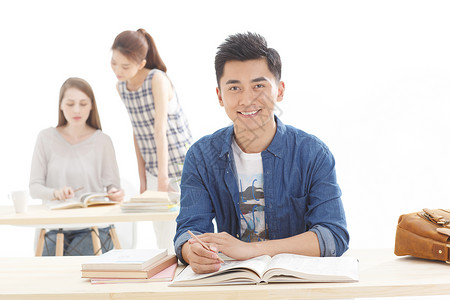 男人青年男人高兴的年轻的大学生在学习图片