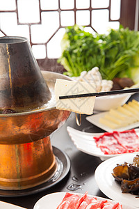 东亚碗铜锅涮羊肉图片