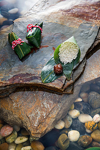 红枣包装水中粽叶里的糯米和红枣背景