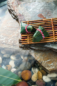水中竹筏上的端午粽子图片