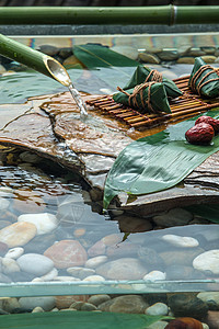 小溪流水边的粽子图片