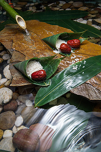 枣和粽子米小溪流水边粽叶里的糯米和红枣背景