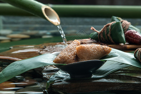 流水下的粽叶和粽子高清图片