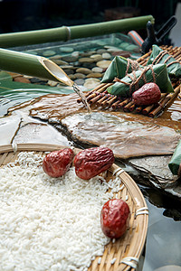 流水下的糯米和红枣高清图片