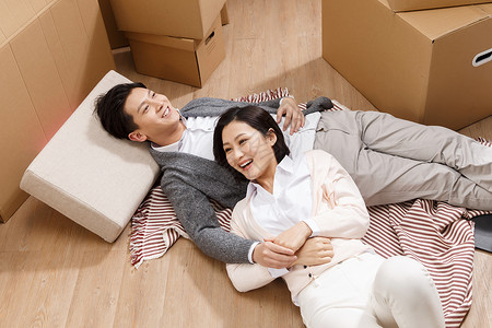 恋上五月异恋亚洲包装年轻夫妇躺在地板上背景