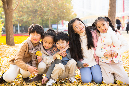 幸福户外活动蹲可爱的男孩女孩在户外玩耍图片