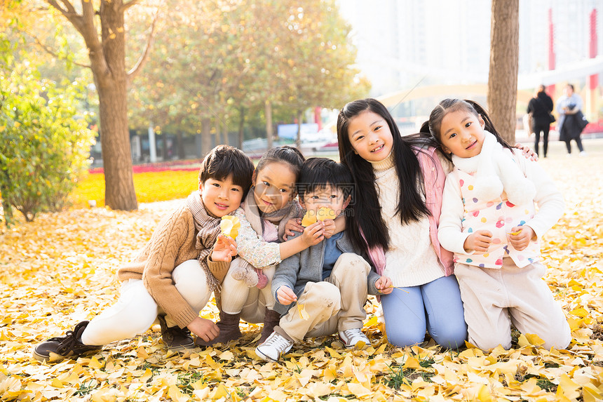 活力东方人亚洲可爱的男孩女孩在户外玩耍图片