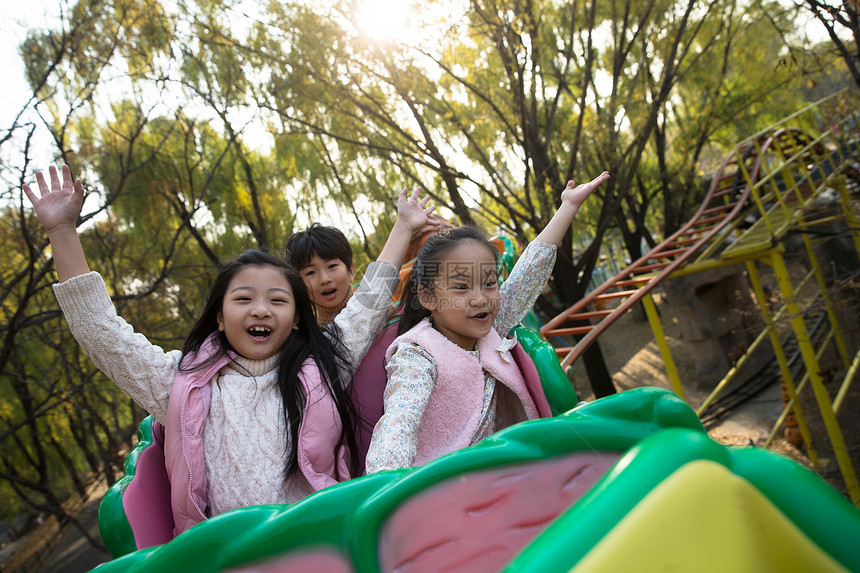 户外活力旋转男孩女孩坐过山车图片