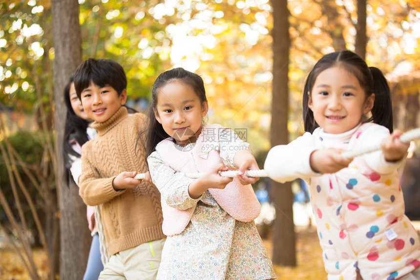 周末活动自由团结小学生在拔河比赛图片