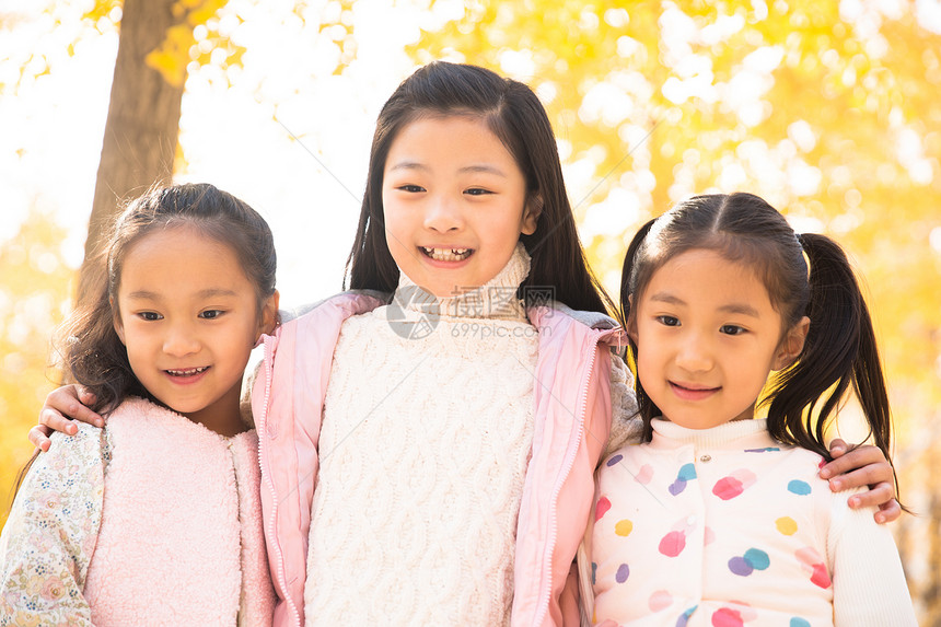 秋天乐趣亚洲人欢乐的小女孩在户外玩耍图片