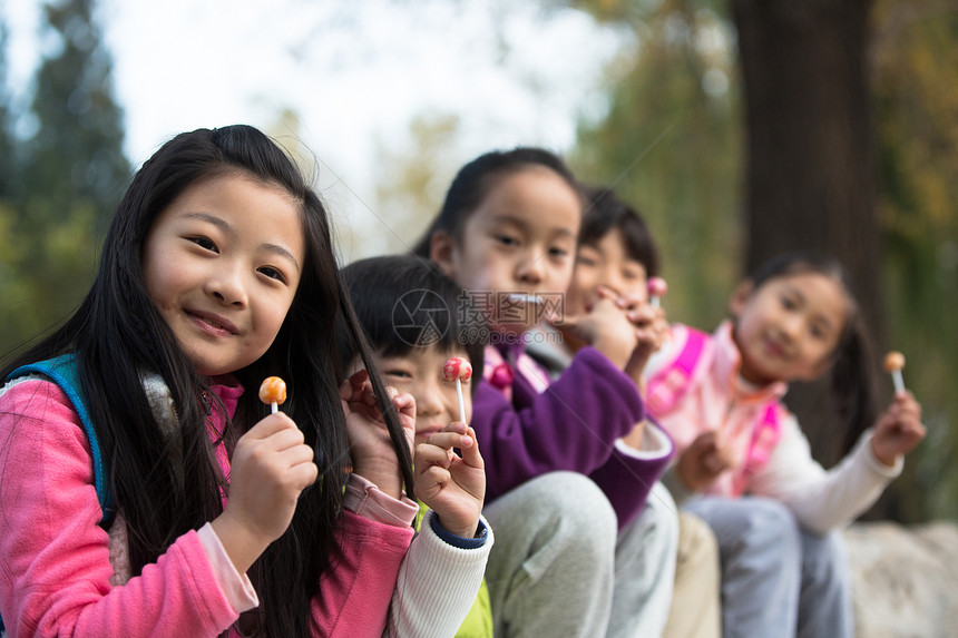 东亚东方人8岁到9岁可爱的男孩女孩在户外玩耍图片