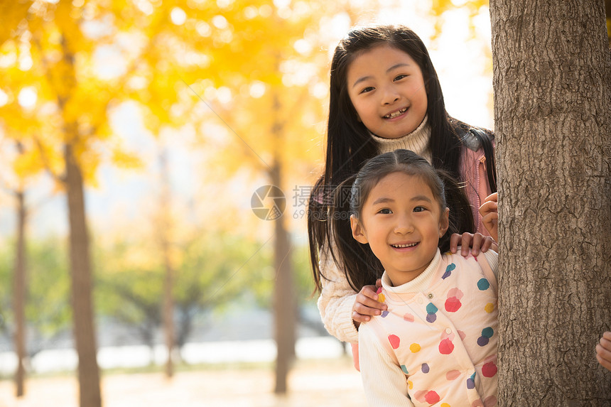 自由东方人健康的两个可爱的小女孩在户外玩耍图片