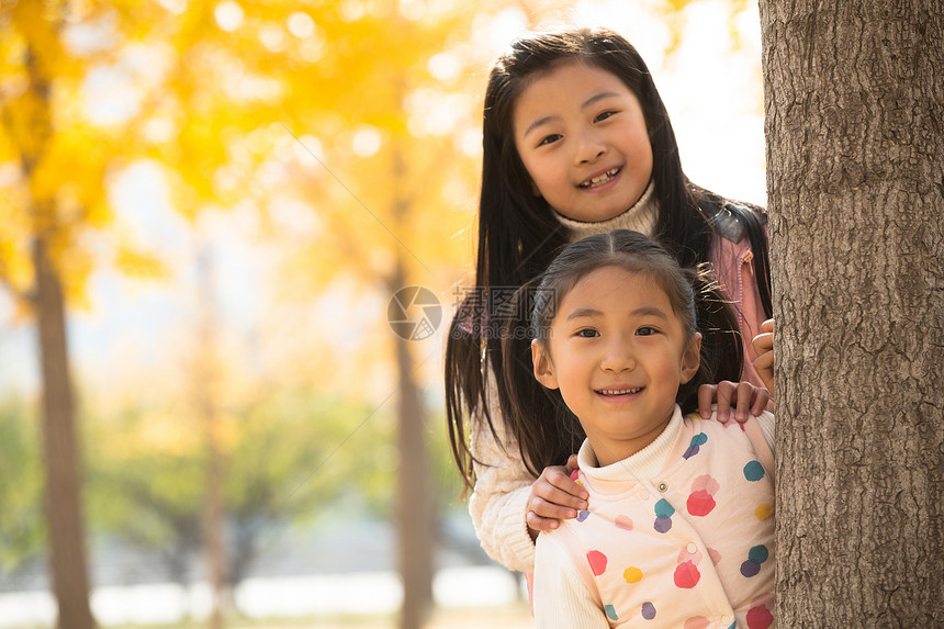 活力小学生两个人两个可爱的小女孩在户外玩耍图片