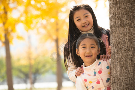 活力小学生两个人两个可爱的小女孩在户外玩耍图片