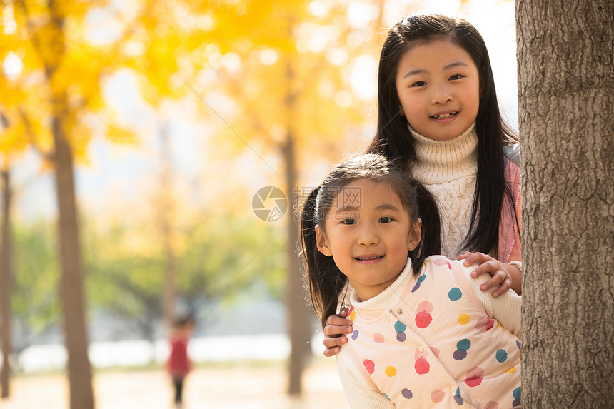 秋天自由享乐两个可爱的小女孩在户外玩耍图片