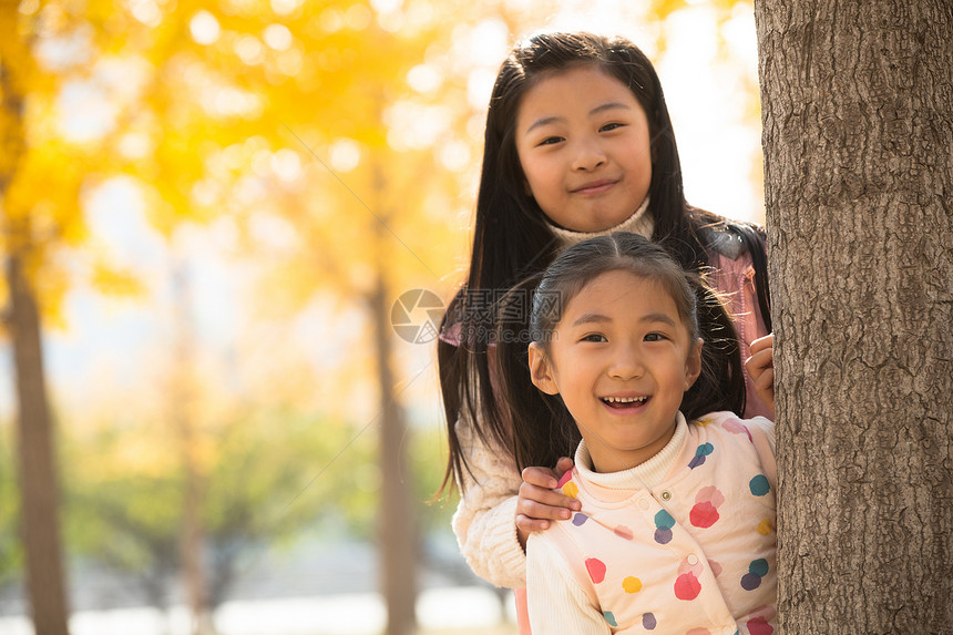 幸福户外活动树林两个可爱的小女孩在户外玩耍图片