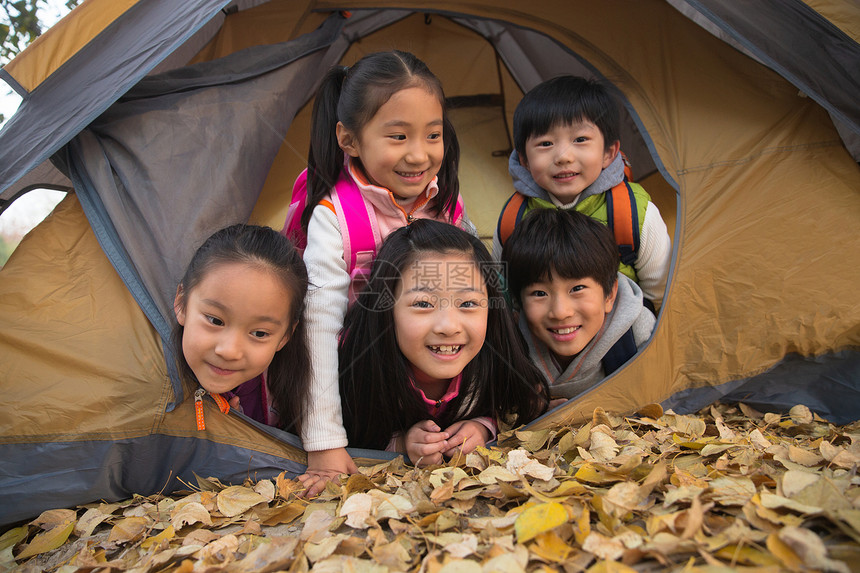 小学生在户外露营图片