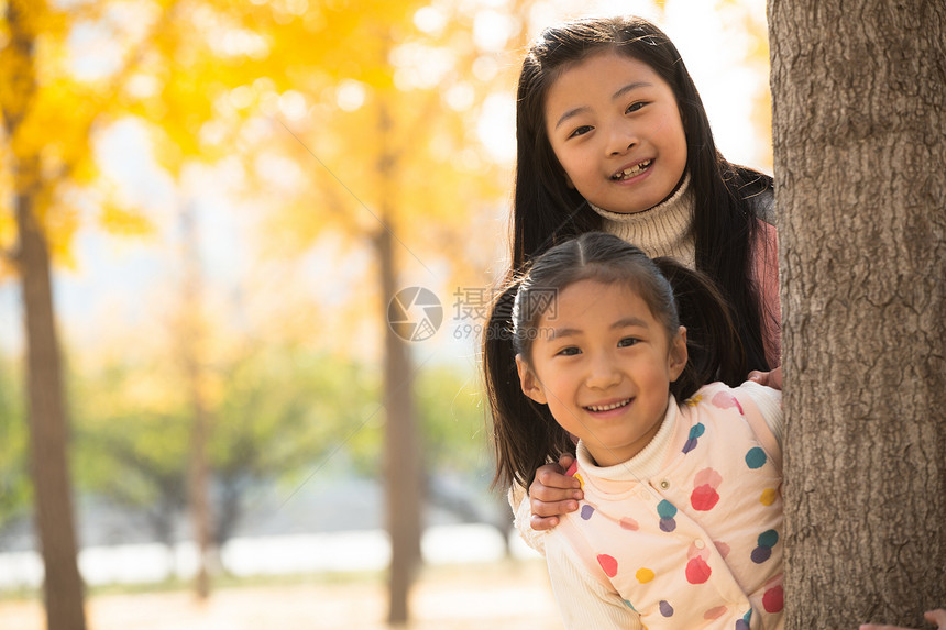 两个人10岁到11岁放松两个可爱的小女孩在户外玩耍图片