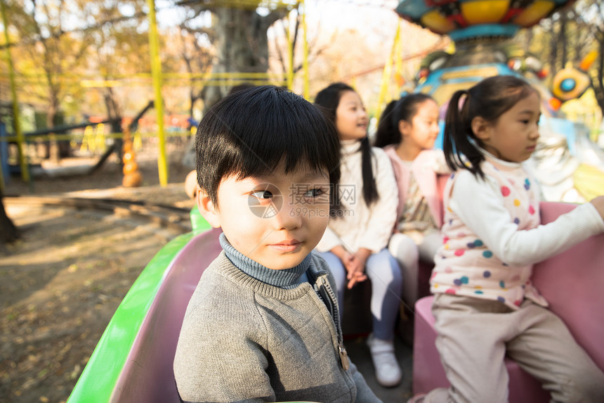 半身像可爱的水平构图男孩女孩坐在游乐场玩耍图片