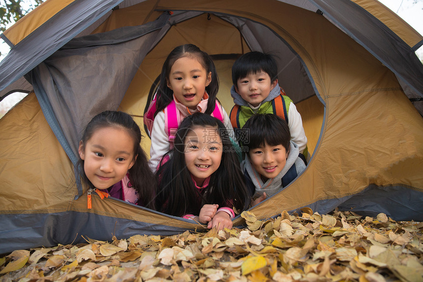 小学生在户外露营图片