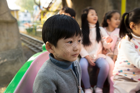 东亚冒险郊游男孩女孩坐在游乐场玩耍图片