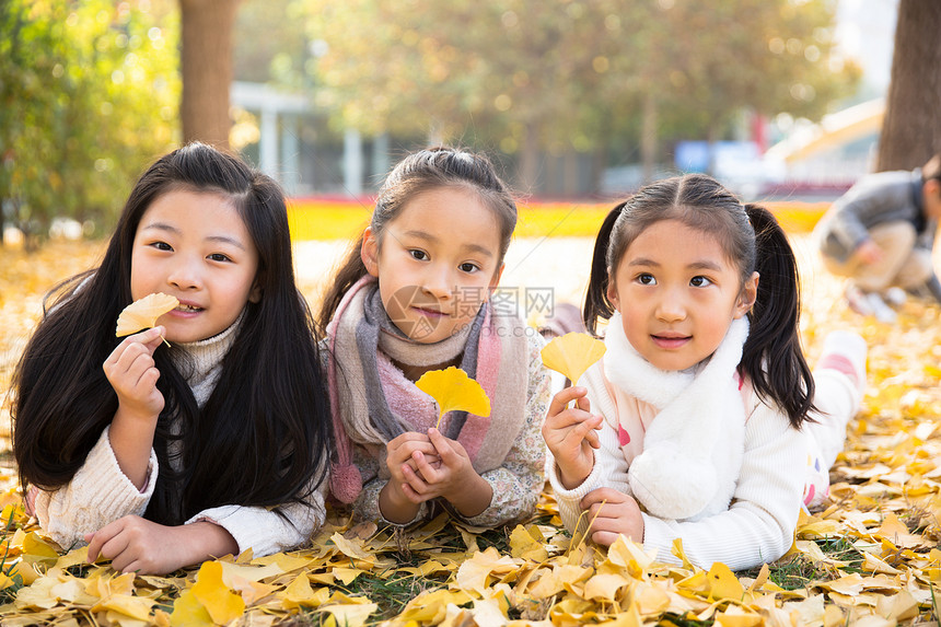 伙伴表现积极姐妹可爱的男孩女孩在户外玩耍图片