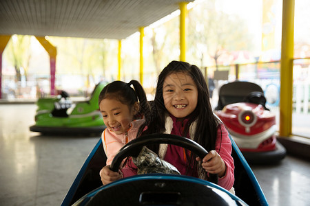 玩碰碰车的孩子6到7岁摄影亚洲小学生在游乐场玩耍背景