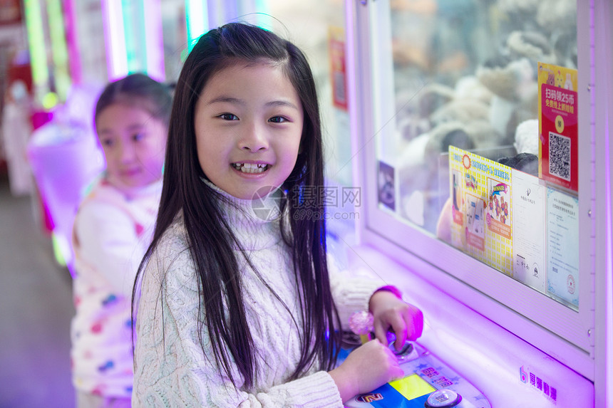 彩色图片享乐周末活动可爱的女孩在游戏厅玩耍图片