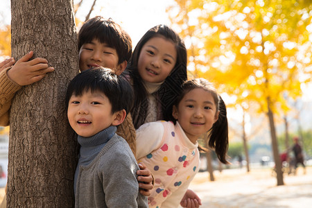 5岁小孩友谊4岁到5岁亚洲欢乐的男孩女孩在户外玩耍背景