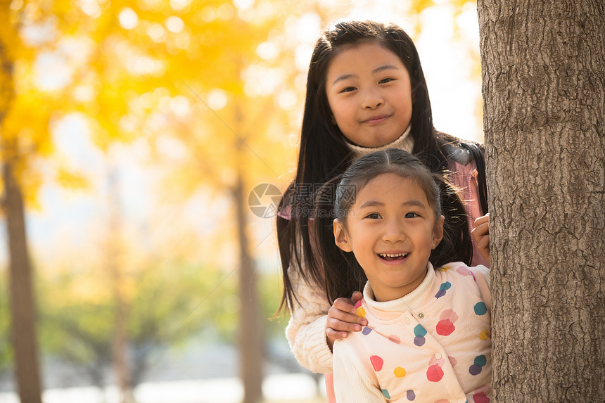 半身像幸福欢乐两个可爱的小女孩在户外玩耍图片