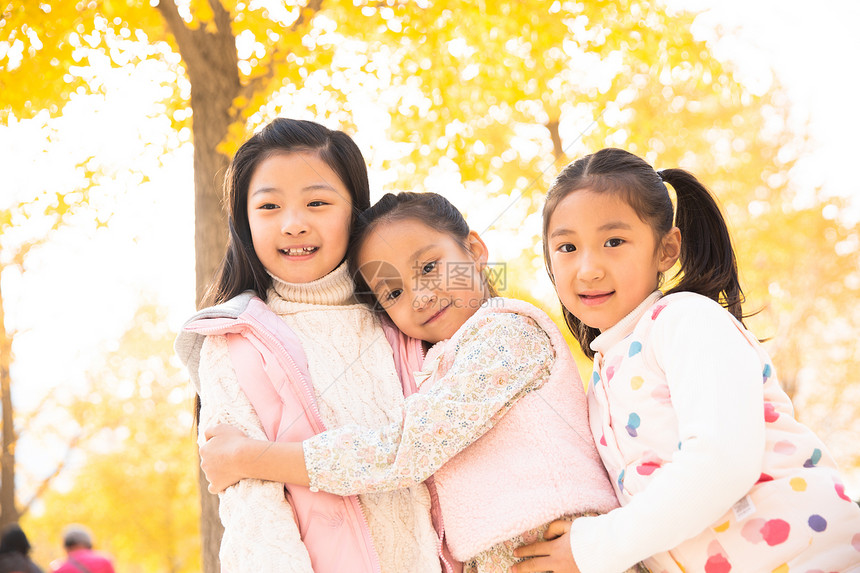 周末活动10岁到11岁表现积极欢乐的小女孩在户外玩耍图片