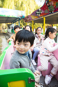 小船上男孩冒险享乐公共设施男孩女孩坐在游乐场玩耍背景