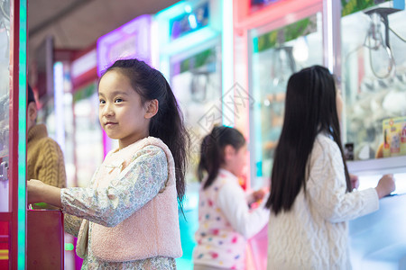 人自由亚洲男孩女孩在游戏厅玩耍图片