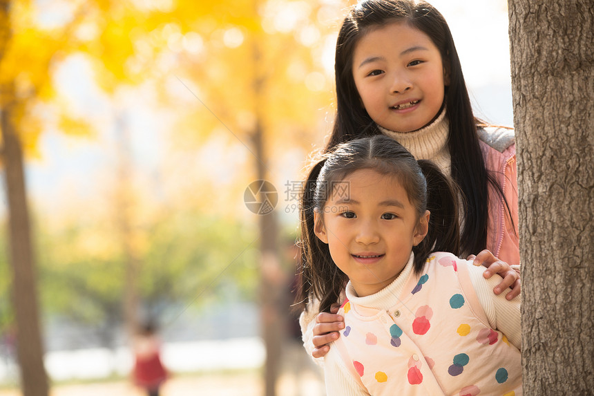 清新水平构图两个人两个可爱的小女孩在户外玩耍图片