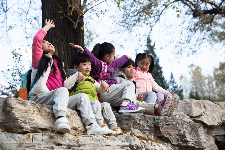 亚洲人5到6岁伙伴可爱的男孩女孩在户外玩耍图片