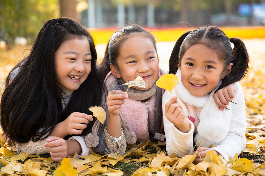 白昼纯洁自由可爱的男孩女孩在户外玩耍图片