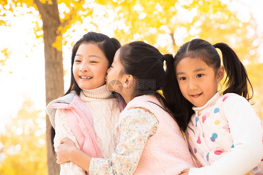 亚洲人可爱的活力欢乐的小女孩在户外玩耍图片