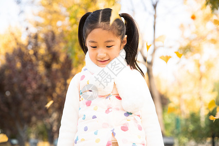 站着人摄影可爱的小女孩在公园玩耍图片