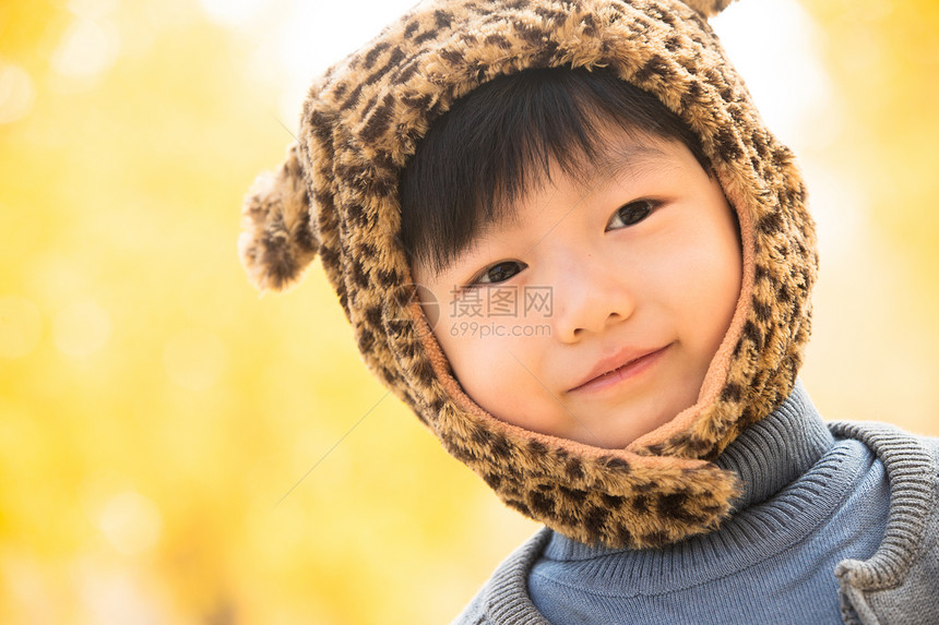 现代头和肩膀秋游小男孩在户外玩耍图片