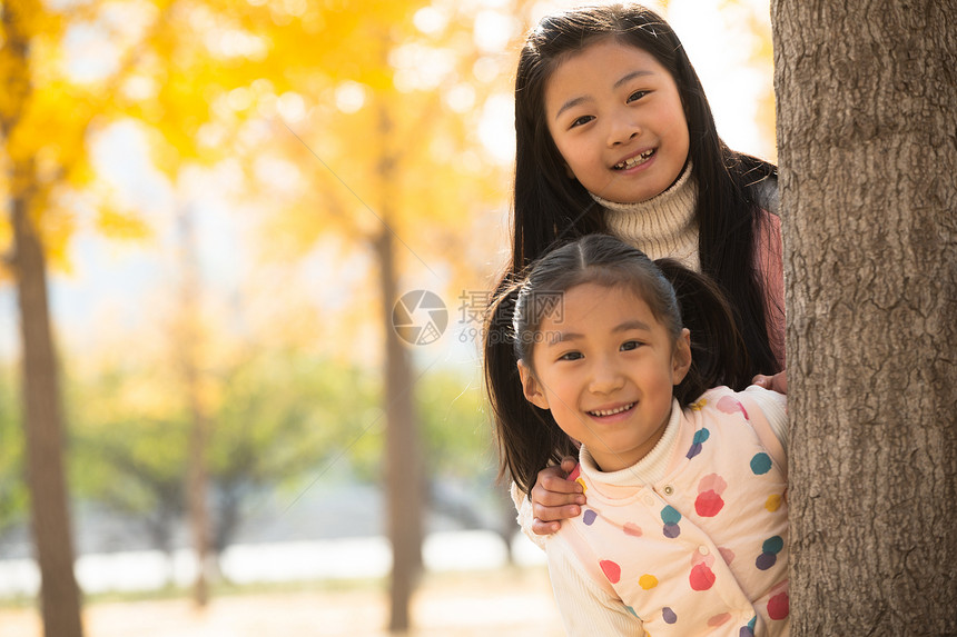 伙伴亚洲公园两个可爱的小女孩在户外玩耍图片